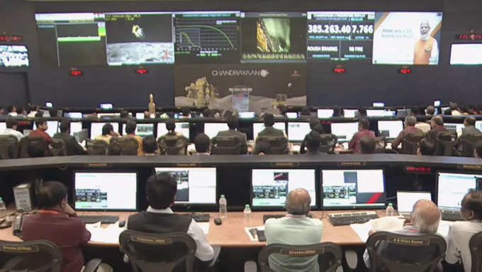 Chandrayaan-3 Landing LIVE: चंद्रयान-3 की चांद पर लैंडिंग को देखने प्रधानमंत्री नरेंद्र मोदी भी लाइव जुड़े हैं। पीएम इस समय दक्षिण अफ्रीका में BRICS शिखर सम्‍मेलन में हिस्‍सा लेने गए हैं। वह वीडियो कॉन्‍फ्रेंस के जरिए ISRO कमांड सेंटर से जुड़े हैं।