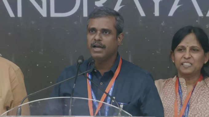 चंद्रयान-3 मिशन के प्रोजेक्‍ट डायरेक्‍टर पी वीरमुथुवेल ने सभी वैज्ञानिकों का शुक्रिया अदा किया। उन्‍होंने पूरी टीम को बधाई दी और कहा कि भारत चंद्रमा पर सफलतापूर्वक यान लैंड कराने वाला चौथा देश बन गया है। चांद के दक्षिणी ध्रुव पर स्‍पेसक्राफ्ट उतारने वाला भारत पहला देश है।
