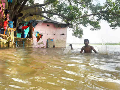 UP Flood: यूपी के 18 जिलों में 2 लाख से ज्यादा लोग बाढ़ की चपेट में, आपदा में 9 लोगों ने गंवाई जान