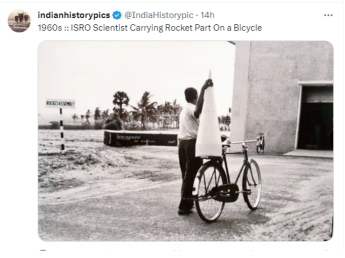 1960 : इसरो का वैज्ञानिक रॉकेट के हिस्से को साइकिल पर ले जाते हुए
