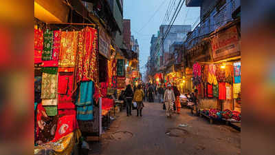 दिल्ली की ऐसी अनोखी जगह जहां आधी रात में महिलाएं लगाती हैं कपड़ों का बाजार, टोर्च से खरीदते हैं लोग सामान