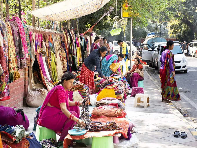 टोर्च लेकर ग्राहक खरीदते हैं सामान 