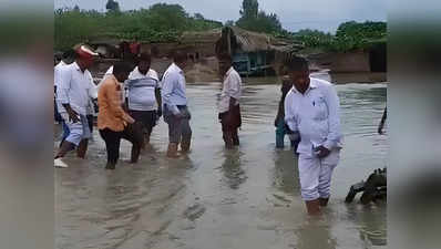 UP Flood: कन्‍नौज में खतरे के निशान के करीब पहुंचीं गंगा, बाढ़ के पानी में डूबे कई गांव