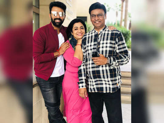 Shanthanu Bhagyaraj: பர்த்டே பாய் சாந்தனு பாக்யராஜின் அழகிய குடும்ப புகைப்படங்கள் 