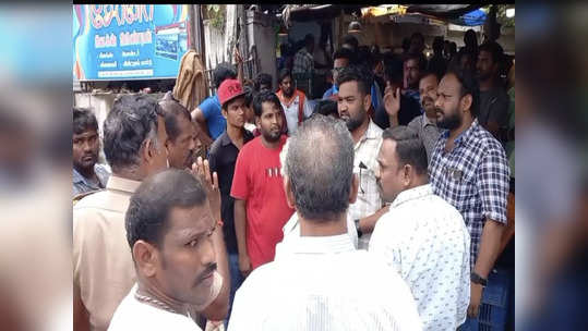 சேலம் மாநகராட்சி நிர்வாகத்துக்கு எதிர்ப்பு... பூ மார்க்கெட் நுழைவு பகுதி அடைப்பு... போராட்டத்தில் குதித்த வணிகர்கள்!