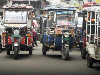 दिल्ली में 80% ई रिक्शे घरों में ही होते हैं चार्ज, ट्रैफिक के साथ चार्जिंग नियमों की भी उड़ा रहे धज्जियां