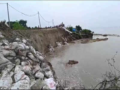 Bihar News: भागलपुर में गंगा के कटाव में बही झोपड़ी, दहशत में ग्रामीण