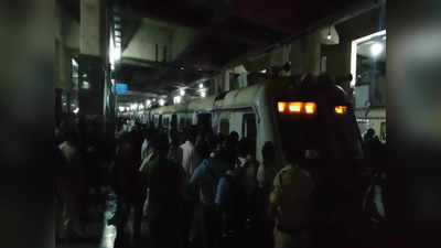 Mumbai Local : मुंबई लोकलच्या हार्बर लाइनचा दीड तास खोळंबा, प्रवाशांना प्रचंड मनस्ताप, नेमकं काय घडलं?