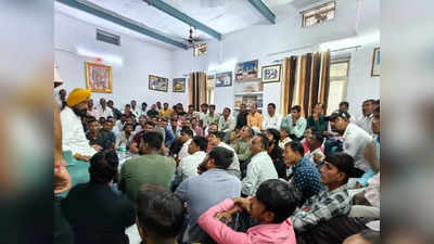 मंत्री हरदीपसिंह डंग के घर के बाहर ग्रामीणों ने किया विरोध