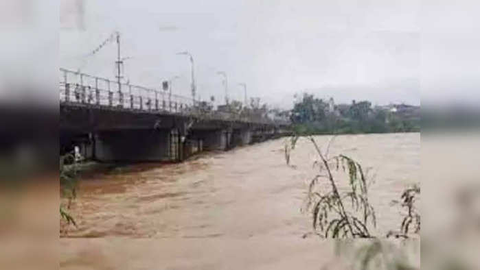 Bihar Flood : बिहार में बारिश से नदियों का जलस्तर बढ़ा, दर्जनों गांवों में घुसा पानी