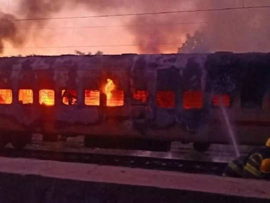 Madurai Train Fire:ये कैसी अनहोनी है? लखनऊ से रामेश्वरम जा रही IRCTC स्पेशल  ट्रेन में लगी आग, 10 यात्र‍ी जिंदा जले - irctc special bharat gaurav  tourist train from lucknow to rameswaram