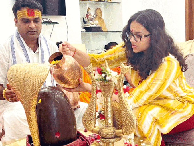 ​देवेंद्र फडणवीस की बेटी ने किया रुद्राभिषेक​