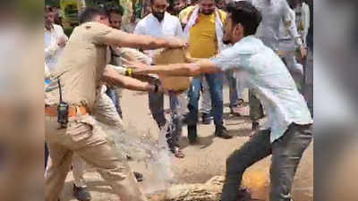 Dalit Murder Case: मंत्री के जलते पुतले को बुझाने हाथों में पानी लेकर दौड़ी पुलिस, दलित युवक की हत्या के विरोध में प्रदर्शन
