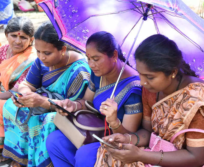 ಗೃಹ ಲಕ್ಷ್ಮಿ ಯೋಜನೆಯ ಉದ್ಘಾಟನಾ ಕಾರ್ಯಕ್ರಮಕ್ಕೆ ಆಗಮಿಸಿದ್ದ ಮಹಿಳೆಯರು ಮೊಬೈಲ್‌ನಲ್ಲಿ ಬ್ಯುಸಿ.