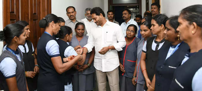 జగనన్న సింప్లిసిటీ.. హౌస్ కీపింగ్ మహిళలతో రాఖీ కట్టించుకున్న సీఎం