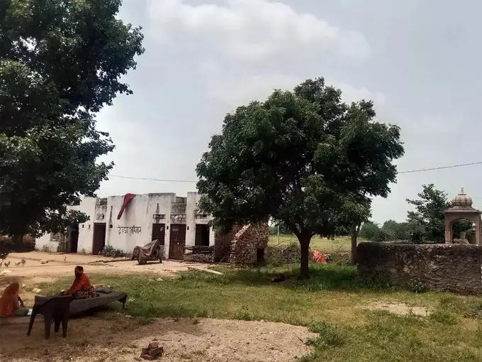 श्मशान की जमीन पर दबंगों का कब्जा