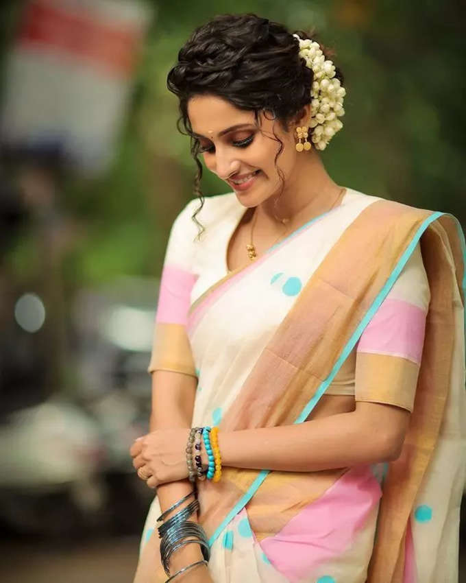 விஜய் தொலைக்காட்சியில் 2017ஆம் ஆண்டு ஒளிபரப்பான  ரெடி ஸ்டெடி போ முதல் சீசனில் பங்கேற்றார்.