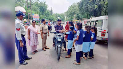 Barwani News: हेलमेट नहीं पहनने वाले वाहन चालकों के खिलाफ यातायात पुलिस की अनूठी पहल, बच्चियों से राखी बंधवा कर लिया वचन
