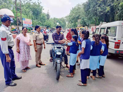 Barwani News: हेलमेट नहीं पहनने वाले वाहन चालकों के खिलाफ यातायात पुलिस की अनूठी पहल, बच्चियों से राखी बंधवा कर लिया वचन 