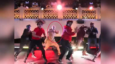 Shahrukh Dance: दुबई में शाहरुख खान का परफॉर्मेंस देखने जुटे 1 लाख लोग, पीछे पट्टी में बंधे डांसर ने लूटा मजमा