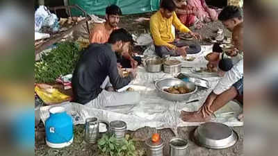 Ratlam News: बारिश की कामना लेकर लोगों ने खेत में बनाया भोजन, रूठे इंद्रदेव को मनाने के लिए लगाया भोग