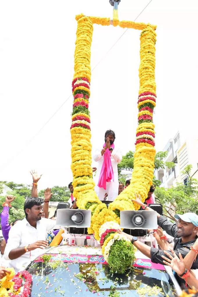 ​నాణేలతో శ్రీనివాస్ గౌడ్‌కు తులాభారం.. వీళ్ల అభిమానం వేరే లెవల్​