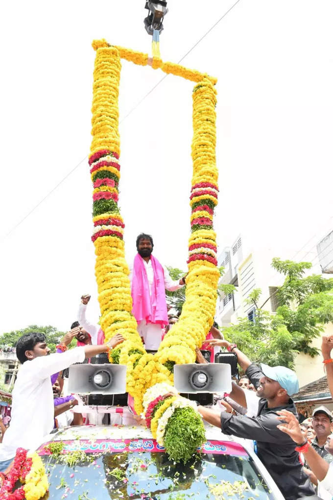 ​నాణేలతో శ్రీనివాస్ గౌడ్‌కు తులాభారం.. వీళ్ల అభిమానం వేరే లెవల్​