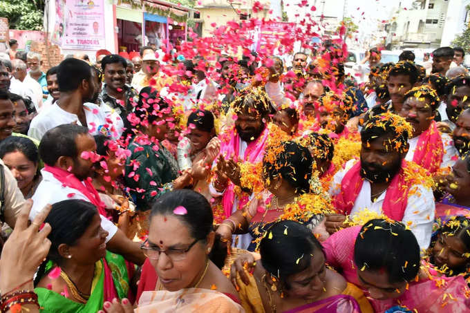 ​నాణేలతో శ్రీనివాస్ గౌడ్‌కు తులాభారం.. వీళ్ల అభిమానం వేరే లెవల్​