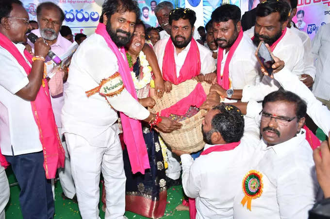 ​నాణేలతో శ్రీనివాస్ గౌడ్‌కు తులాభారం.. వీళ్ల అభిమానం వేరే లెవల్​