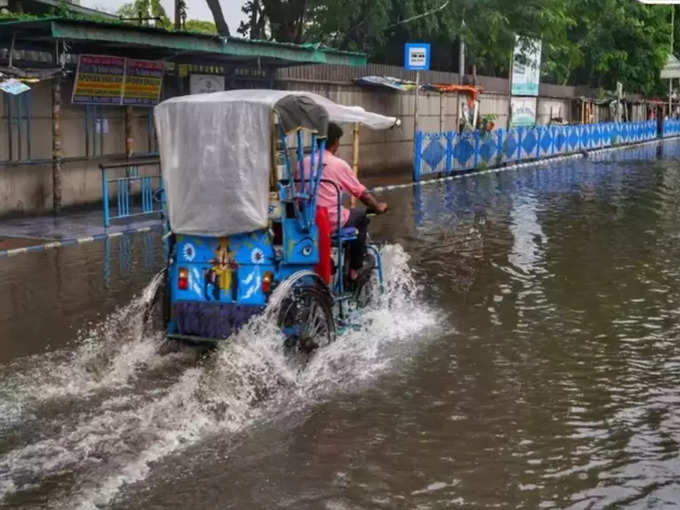 बार‍िश के बाद सड़कों पर भरा पानी