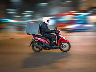 Noida Crime: डिलिवरी बॉय से 96 हजार रुपये का पार्सल लेकर कार में बैठ फरार हो गया ग्राहक