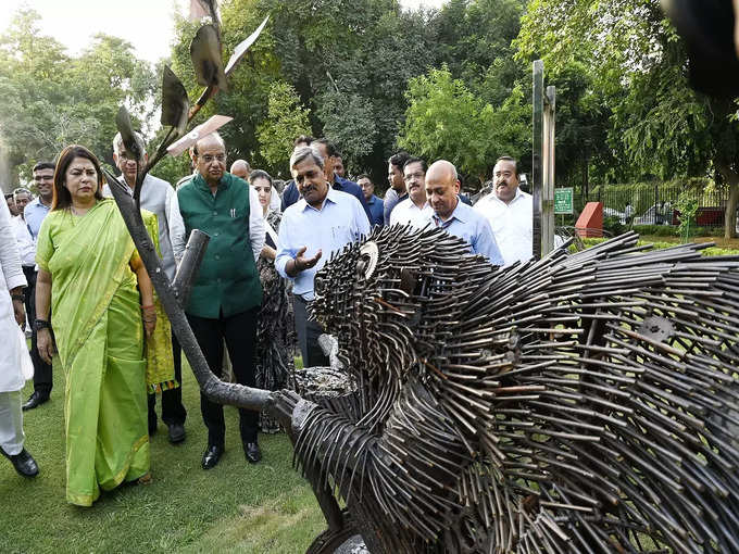 कबाड़ से तैयार कलाकृतियां