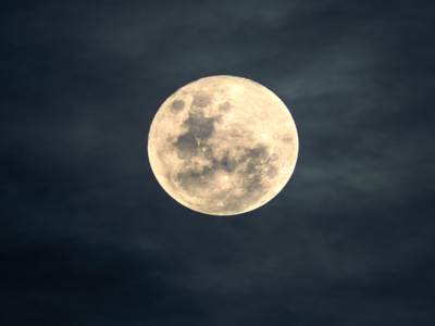 Moon Mystery : पृथ्वीपासून चंद्र दरवर्षी लांब पळतोय? वाचा काय आहेत चांदोमामाचे रहस्य आणि याची कारणे...
