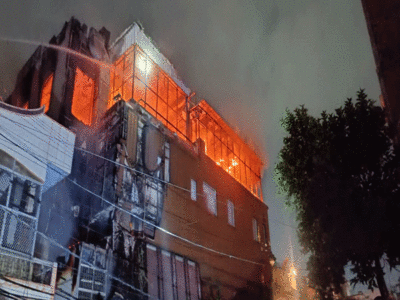 Varanasi News: घंटों की मशक्‍कत के बाद होटल हरिविलास में लगी आग बुझाई गई, फायर ब्रिगेड ने सभी को सकुशल निकाला