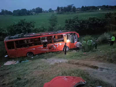 UP New: ड्राइवर को आई झपकी, आगरा-लखनऊ एक्‍सप्रेस वे पर बस खाई में गिरी, 1 महिला की मौत 21 पैसेंजर घायल