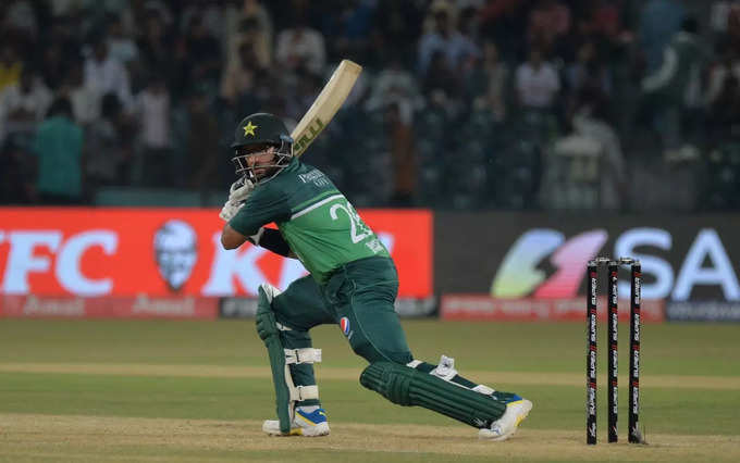 इमाम उल हक ने बांग्लादेशी गेंदबाजों की ली खबर 