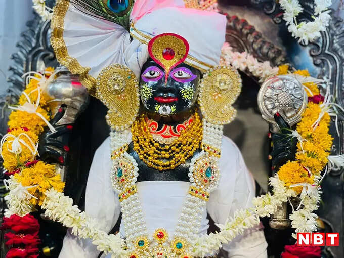 22 तोले सोने से हुआ है श्रंगार 22 तोले सोने से हुआ है श्रंगार