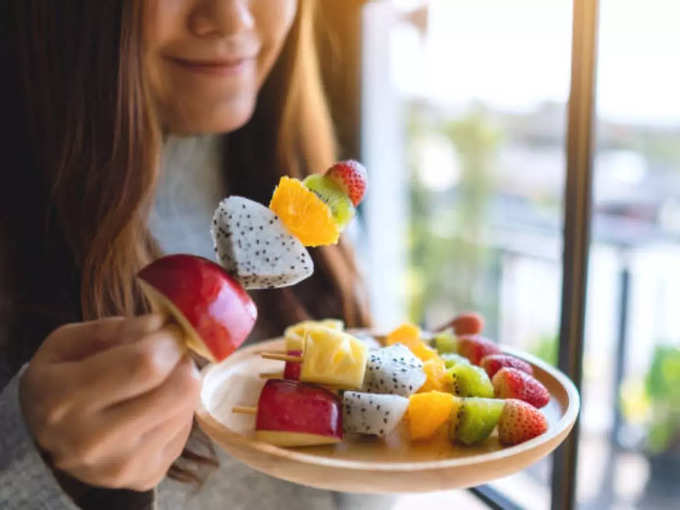 जेवणासोबत फळे खाऊ नका