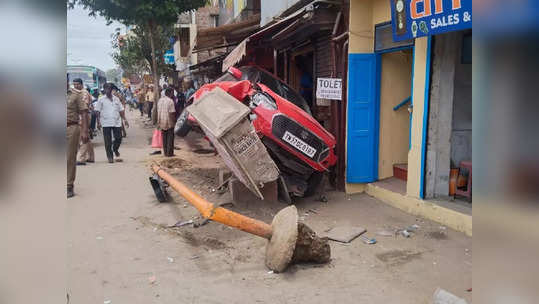 ஆட்டோமேட்டிக் கியர் கார்- ஆக்சிலேட்டரை வேகமாக அழுத்தியதால் கடைக்குள் புகுந்து விபத்து