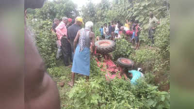 Dumka News: दुमका जिले में गहरे गड्ढे में गिरा ट्रैक्टर, मलबे में दबे तीन मजदूरों की मौत की आशंका