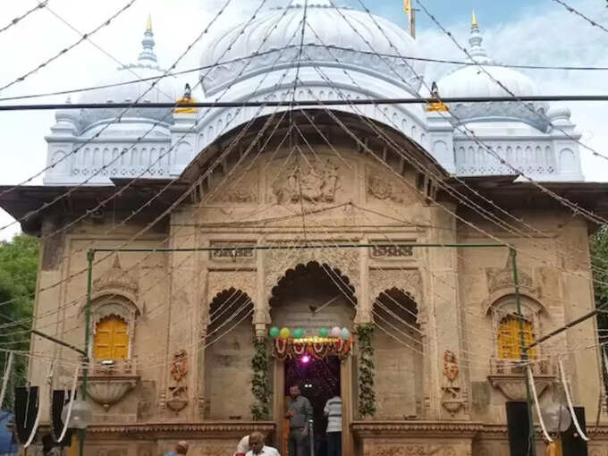 पन्ना हीरे और मानिक से जड़े हुए हैं जेवरात पन्ना हीरे और मानिक से जड़े हुए हैं जेवरात