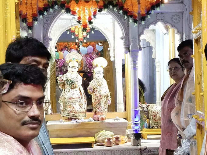 बैंक के लॉकर में रखे रहते हैं गहने बैंक के लॉकर में रखे रहते हैं गहने
