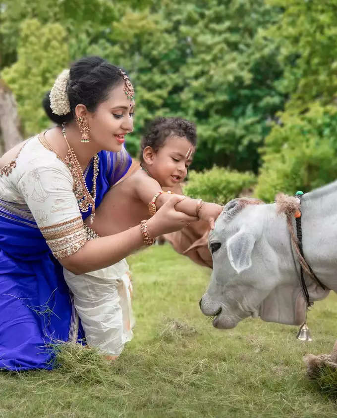  गाय की पूजा करते फोटो शूट