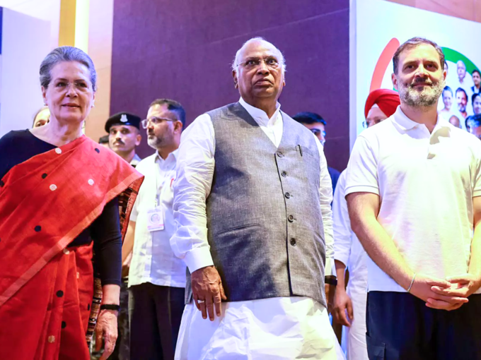 खरगे के पास कैबिनेट मंत्री का दर्जा खरगे के पास कैबिनेट मंत्री का दर्जा