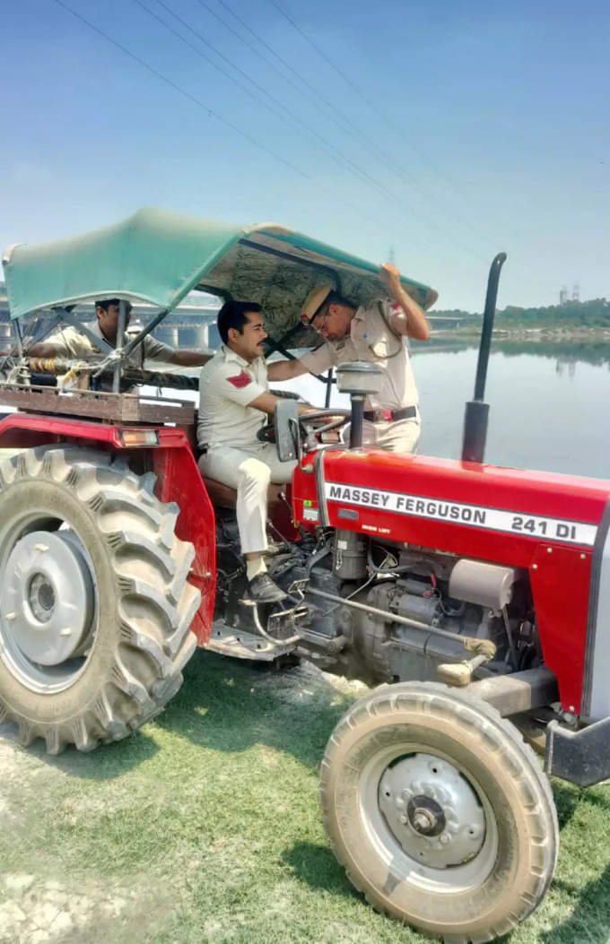 ट्रैक्टर से गश्त कर रही दिल्‍ली पुलिस