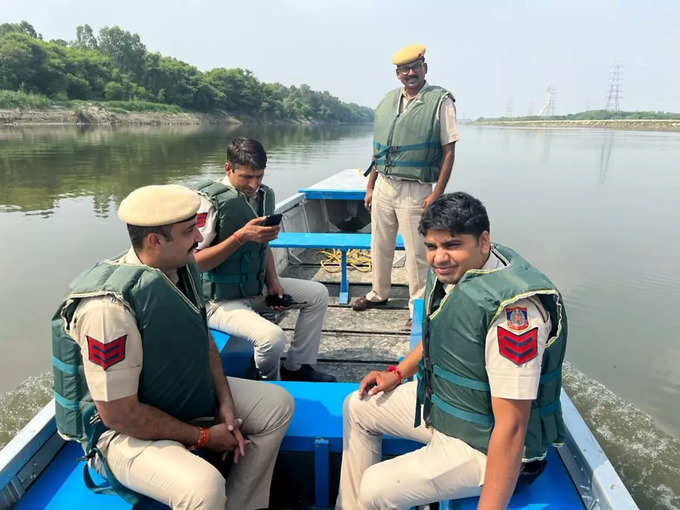 यमुना पर नजर रखने के लिए नाव की सवारी