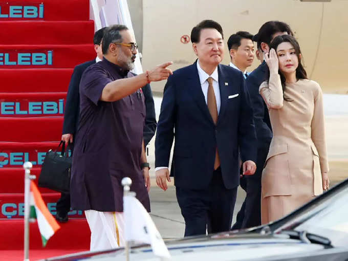 दक्षिण कोरिया के राष्ट्रपति पत्नी के साथ पहुंचे