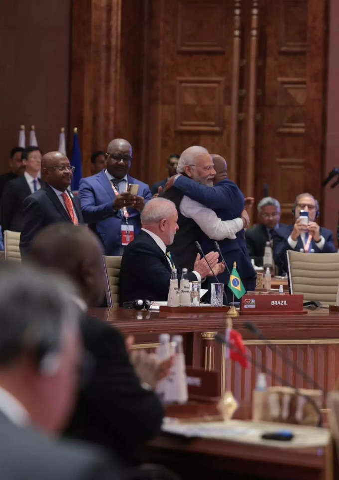 जी20 शिखर सम्मेलन के पहले सत्र में, प्रधानमंत्री नरेंद्र मोदी ने कोमोरोस संघ के राष्ट्रपति और अफ्रीकी संघ (AU) के अध्यक्ष, अजाली असौमानी को गले लगाया। अफ्रीकी संघ आज जी20 का स्थायी सदस्य बन गया।