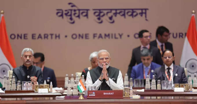 प्रधानमंत्री नरेंद्र मोदी और अन्य राष्ट्राध्यक्षों, अंतरराष्ट्रीय संगठनों के प्रमुखों ने दिल्ली के भारत मंडपम में जी20 शिखर सम्मेलन के प्रथम सत्र में भाग लिया।