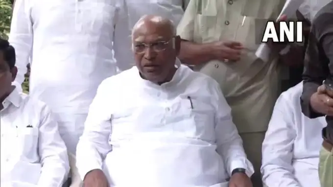 कलबुर्गी, कर्नाटक: आज दिल्ली में जी20 डिनर में शामिल होने के लिए ना बुलाए जाने पर कांग्रेस अध्यक्ष मल्लिकार्जुन खरगे ने कहा, इस पर पहले ही प्रतिक्रिया दे चुके हैं। हमारी पार्टी ने इस पर प्रतिक्रिया दी है। यह अच्छी राजनीति नहीं है।